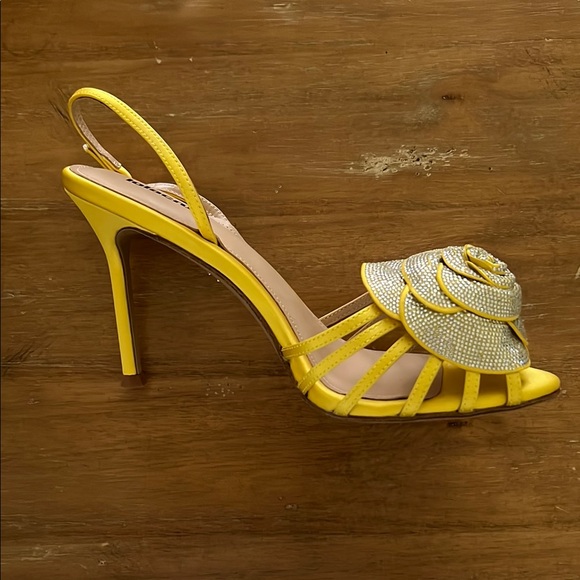 Gold and Yellow Stiletto Heels with Slingback Strap - Picture 7 of 9